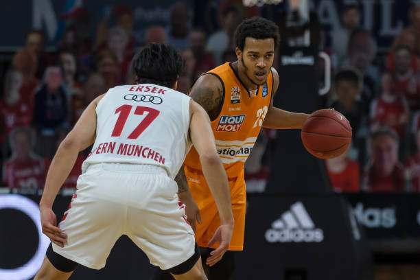 旗在赛场高 旗在赛场高