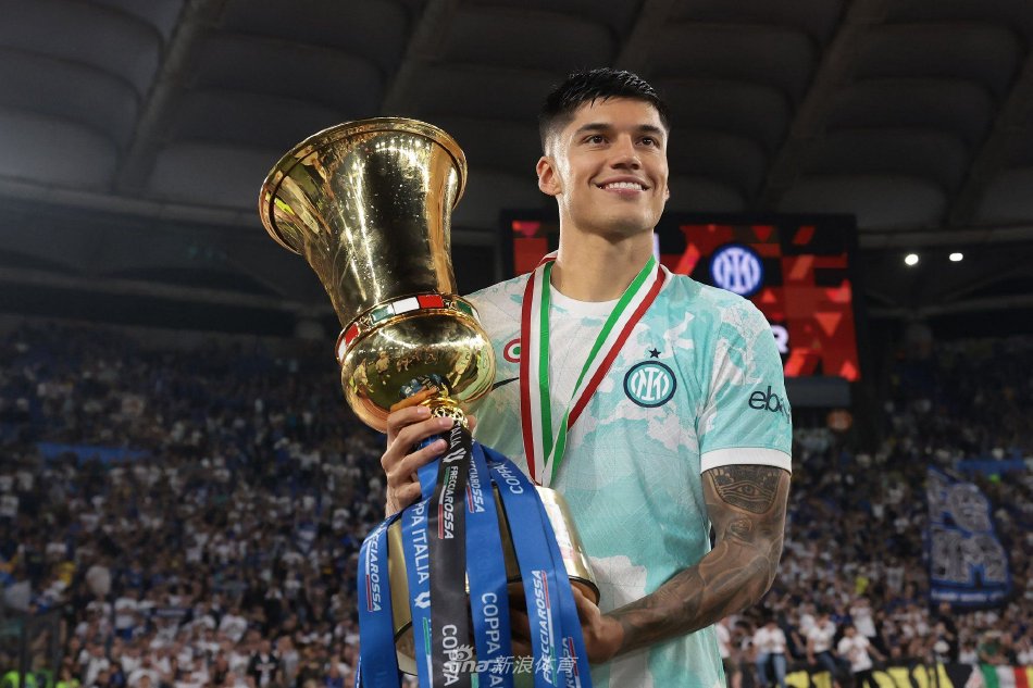 迷们翘首以 迷们翘首以